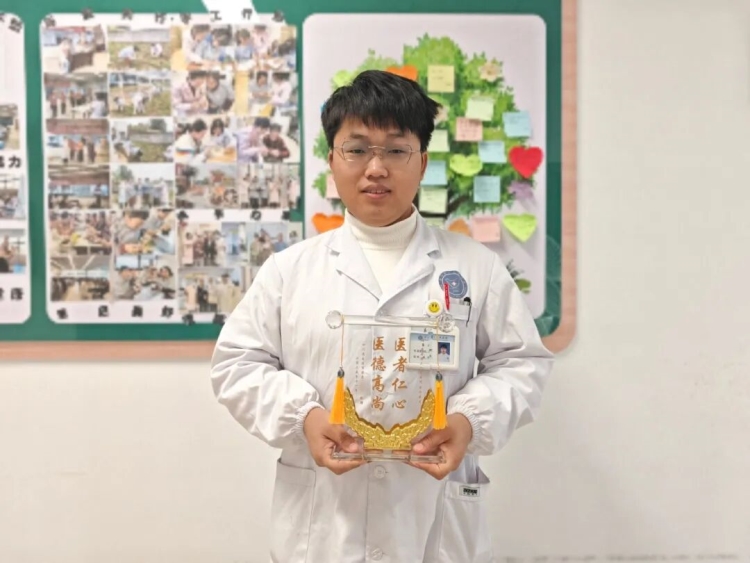 锦旗载谢意 仁心显温情